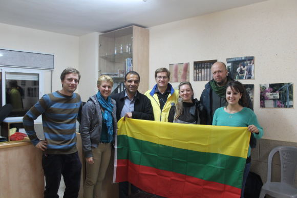 Gabrielė Tervidytė (trečia iš dešinės) su Lietuvių specialistais, kurie dirbo su palestiniečių vaikais, Jono Ohmano nuotr.