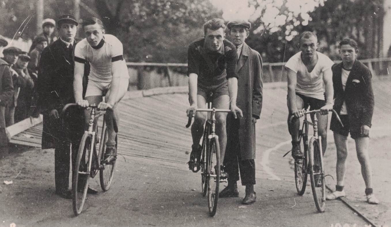 Lietuvos čempionato 3 km treko lenktynės. Pirmas iš kairės – Vladas Jankauskas, 1928 m. Amsterdamo olimpinių žaidynių dalyvis. Kiti nuotraukoje esantys asmenys nenustatyti.