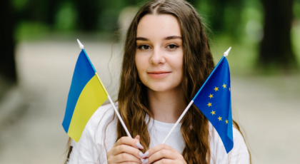 Mergaitė laiko ES ir Ukrainos vėliavą, ES nuotr.