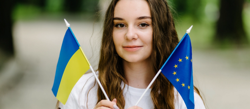Mergaitė laiko ES ir Ukrainos vėliavą, ES nuotr.