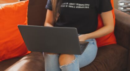 Mergina dirbanti kompiuteriu