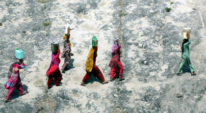 Moterys neša vandenį, Jaipal Singh/EPA nuotr.
