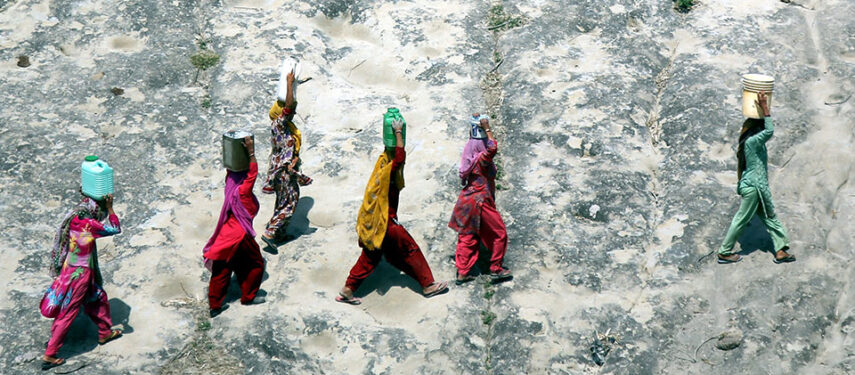 Moterys neša vandenį, Jaipal Singh/EPA nuotr.