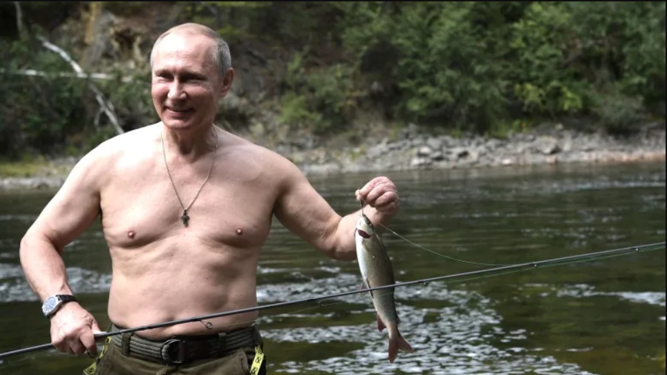 Vladimiras Putinas pozuoja „tikro vyro“ fotosesijoje, Rusijos Prezidento spaudos tarnybos nuotr.