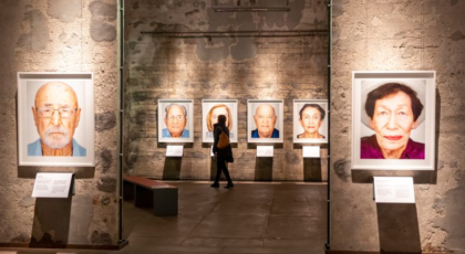 Holokaustą išgyvenusių žmonių portretų ekspozicija buvusioje Zollverein anglies kasykloje Essene, aut. - Martin Schoeller.