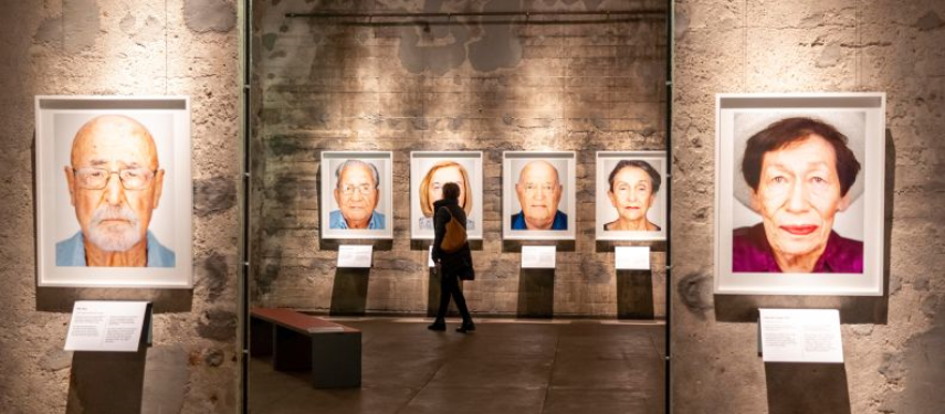 Holokaustą išgyvenusių žmonių portretų ekspozicija buvusioje Zollverein anglies kasykloje Essene, aut. - Martin Schoeller.
