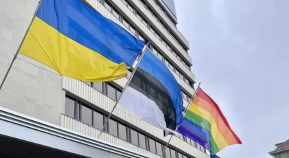 Ukrainos, Estijos ir LGBTIQ bendruomenės vėliavos.