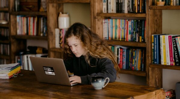 Mergina prie kompiuterio, asociatyvi nuotrauka