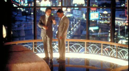 Filmo „Lietaus žmogus“ stop kadras, jhame du pagrindiniai herokai stovi dangoraižyje, už jų nugarų matosi miesto šviesos.