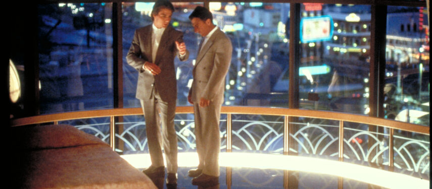 Filmo „Lietaus žmogus“ stop kadras, jhame du pagrindiniai herokai stovi dangoraižyje, už jų nugarų matosi miesto šviesos.