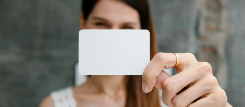 Moteris, laikanti baltą kortelę, asociatyvi Pexels.com nuotr.