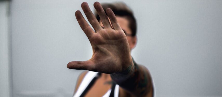Moteris, ištiesusi ranką į priekį stamdyti smurtui, asociatyvi nuotr., Pexels