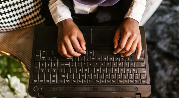 Naudojimasis nešiojamo kompiuterio klaviatūra, RDNE Stock project nuotr.