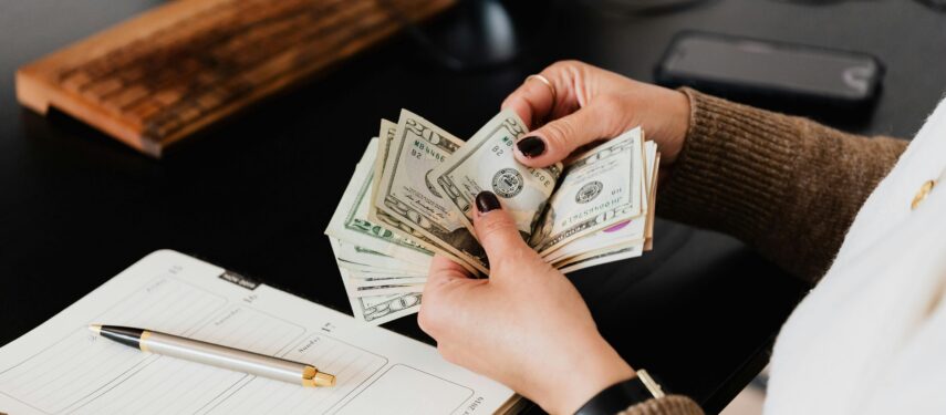 Žmogus skaičiuoja grynuosius pinigus, Kaboompics.com nuotr.