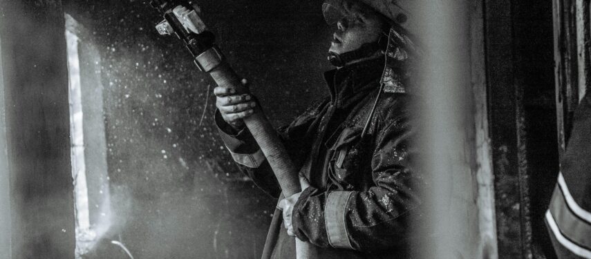 Ugniagesys, laikantis vandens žarną, Denniz Futalan'o nuotr.