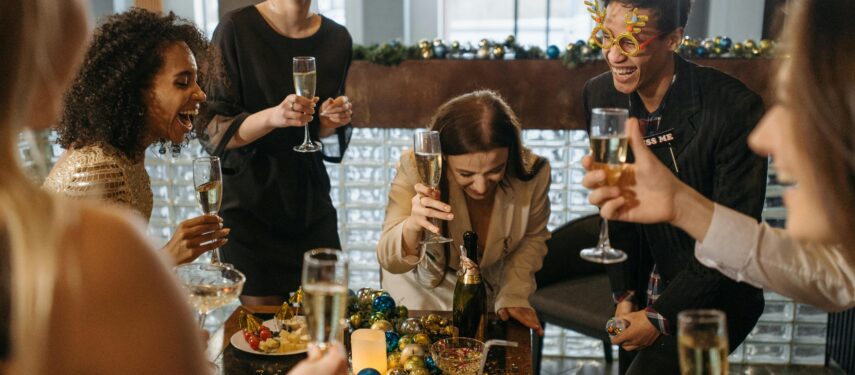 Žmonės prie šventinio stalo, Pavel Danilyuk'o nuotr.