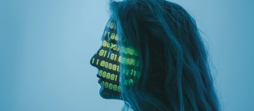 Moteris ant kurios veido atvaiduotos raidės ir forumulės.