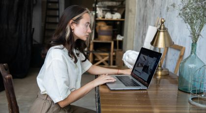 Moteris dirba nuotoliu, Karin Bolovtsovos nuotr.