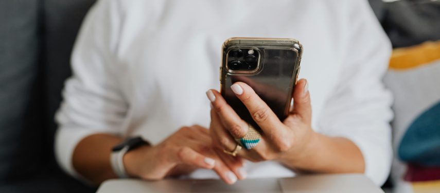 Žmogus naudojasi telefonu