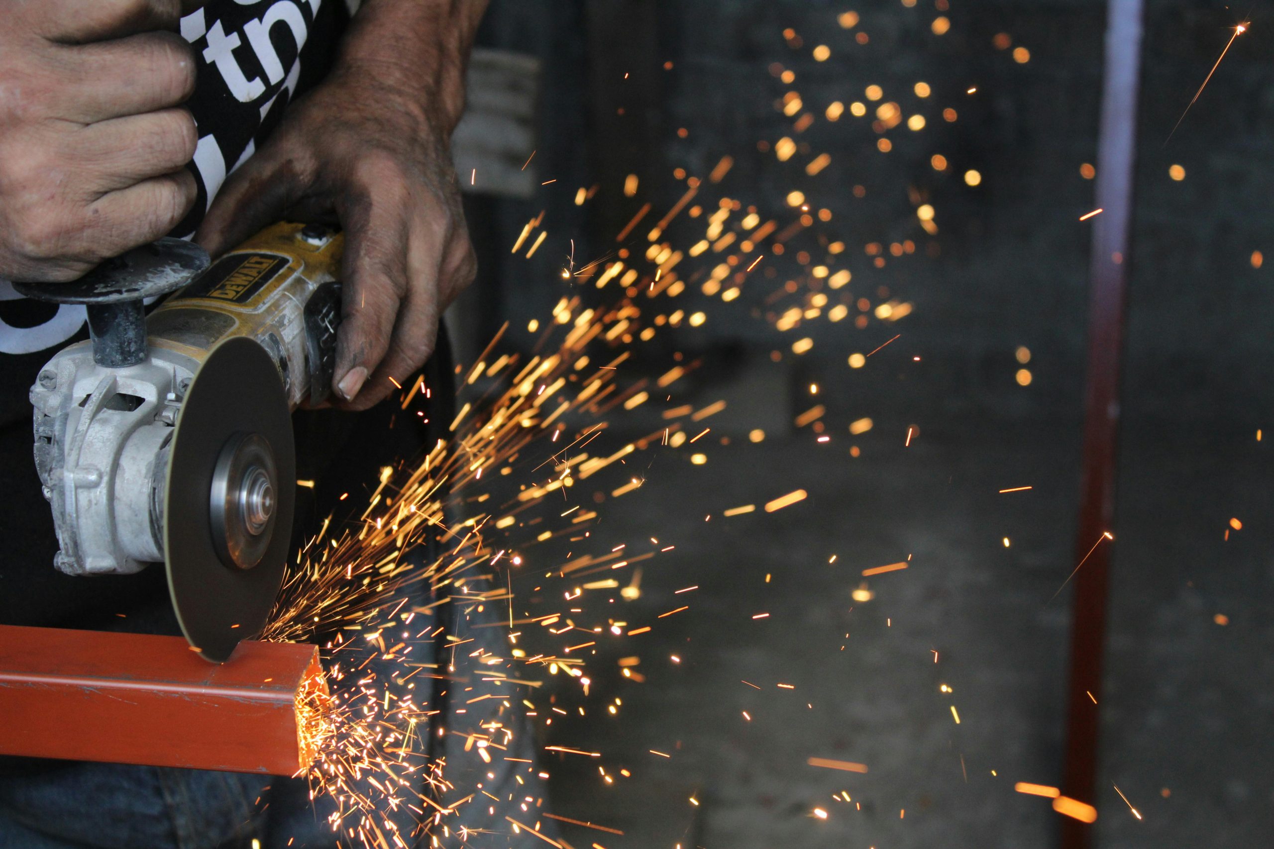 Metalo pjaustymas iš arti, Mercedes Matzm'o nuotr.