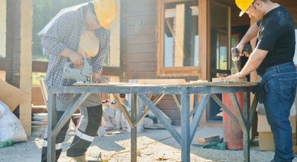 Vyras ir moteris su geltonais šalmais, dirbantys su pramoniniais įrankiais, Mikael Blomkvist'os nuotr.