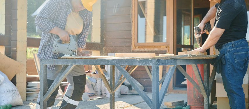 Vyras ir moteris su geltonais šalmais, dirbantys su pramoniniais įrankiais, Mikael Blomkvist'os nuotr.