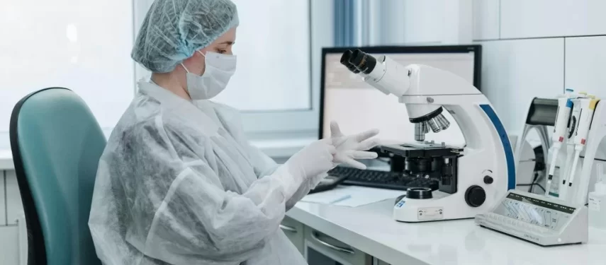 Mokslininkė prie mikroskopo