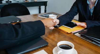 Kolegos paspaudžia rankomis, Sora Shimazaki'o nuotr.