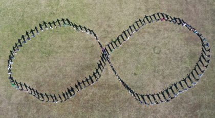 Begalybės ženklas, kurį iš savo kūnų suformavo Švenčionių Zigmo Žemaičio gimnazijos moksliaviai, organizatorių nuotr.