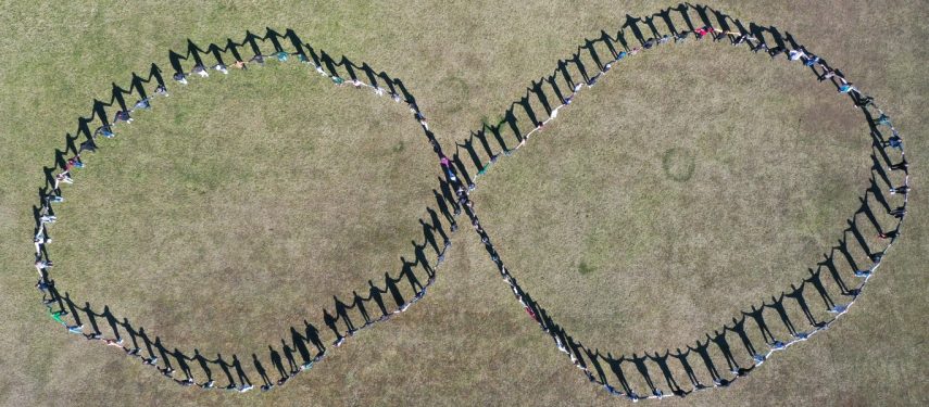 Begalybės ženklas, kurį iš savo kūnų suformavo Švenčionių Zigmo Žemaičio gimnazijos moksliaviai, organizatorių nuotr.