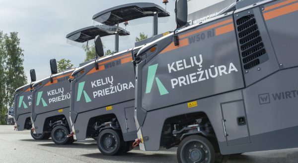 Keliu priežiūra logotipas ant asfaltavimo mašinos