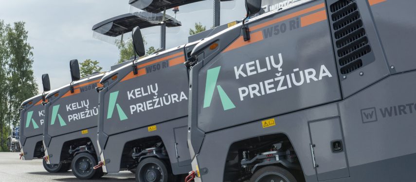 Keliu priežiūra logotipas ant asfaltavimo mašinos