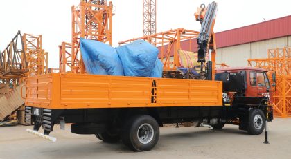 Pramoninis sunkvežimis su kranu statybvietėje, Action Construction Equipment Ltd nuotr.