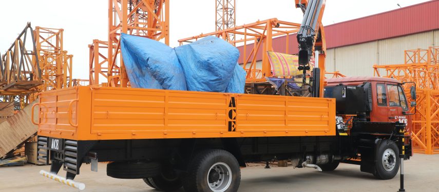 Pramoninis sunkvežimis su kranu statybvietėje, Action Construction Equipment Ltd nuotr.