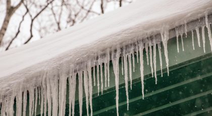 Varvekliai, susidarantys ant sniegu padengto stogo krašto, Olgos Shiryaevos nuotr.