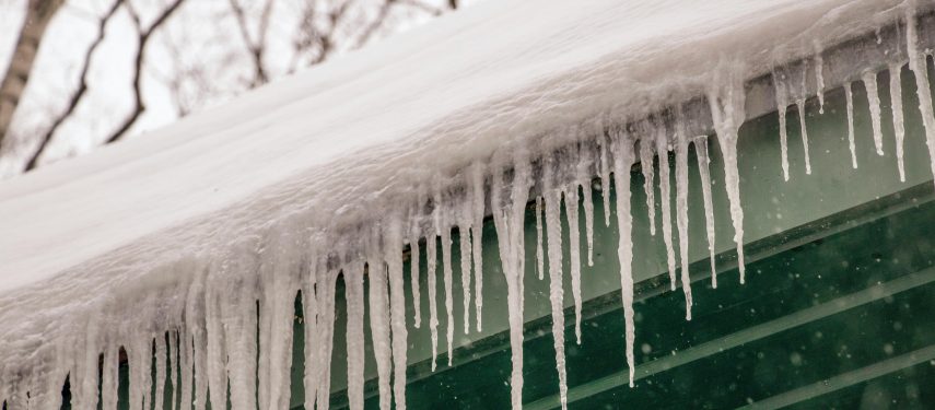 Varvekliai, susidarantys ant sniegu padengto stogo krašto, Olgos Shiryaevos nuotr.