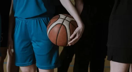 Žmogus rankoje laiko krepšinio kamuolį