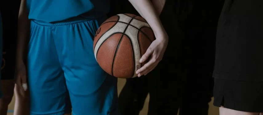 Žmogus rankoje laiko krepšinio kamuolį