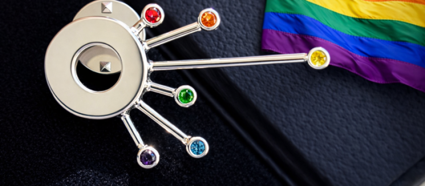 Laimėtojas gaus juvelyrės Vytautės Jankūnaitės sukurtą sidabrinį ženklelį.