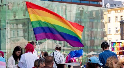 Galima matyti minią žmonių ir iškeltą LGBT vėliavą, pexels.com nuotr.