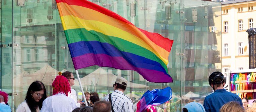 Galima matyti minią žmonių ir iškeltą LGBT vėliavą, pexels.com nuotr.