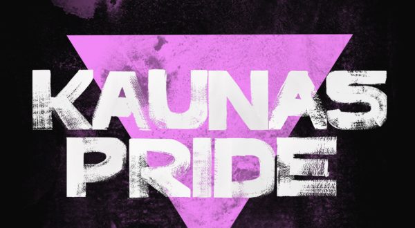 Kaunas Pride simbolis - apvertas violetinis trikampis, su užrašu Kaunas Pride