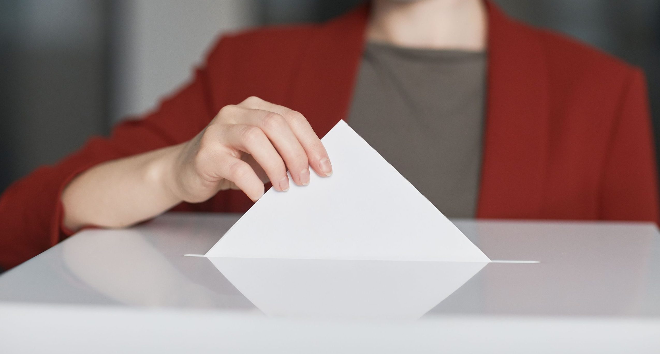 Galima matyti ranką, kuri deda voką į balsavimo dėžutę, pexels.com nuotr.